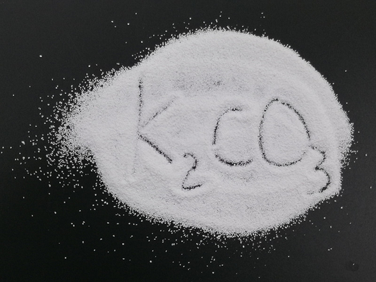 K2co3 CAS ανθρακικού άλατος καλίου αγνότητας 99% κοκκώδης Νο 584-08-7 διαλυτή ουσία στο νερό